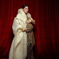 Untuk mengenang momen berharga kehamilannya, Tata Janeeta juga sempat melakukan sesi pemotretan. Dengan balutan kain batik, penampilan Tata Janeeta tampak cantik menawan. Foto: Instagram/@tatajaneetaofficial