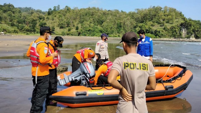 Tim SAR gabungan melakukan pencarian korban tenggelam di Pantai Logending Kebumen, Minggu (27/6/2021).