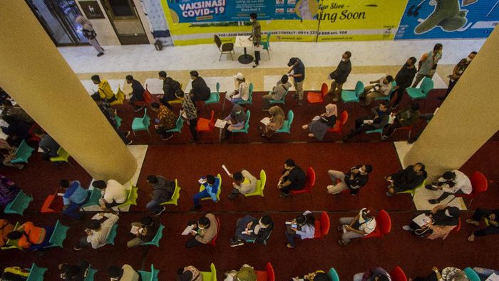VAKSINASI COVID-19 DI MAL BANJARMASIN Sejumlah calon penerima vaksin antre sebelum mengikuti vaksinasi COVID-19 di Duta Mal, Banjarmasin, Kalimantan Selatan, Jumat (25/6/2021). Polresta Banjarmasin dan Dokter Kesehatan Polda Kalimantan Selatan bekerja sama dengan pengelola Duta Mal Banjarmasin menggelar vaksinasi COVID-19 untuk masyarakat umum dan karyawan mal sebagai upaya menyukseskan program pemerintah target sejuta penyuntikkan vaksin per hari. ANTARA FOTO/Bayu Pratama S/wsj.