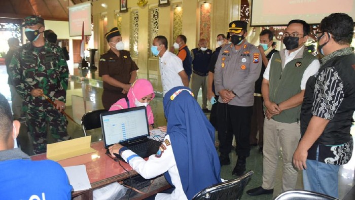 Vaksinasi COVID-19 di Kabupaten Pamekasan terus dikebut. Vaksinasi massal digelar di Mandhapa Aghung Ronggosukowati.