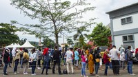 Beginilah antusias masyarakat di Karawang yang akan mnegikuti vaksinasi malssal. Seperti diketahui Karawang kini masih menjadi Zona Merah akibat masifnya penyebaran laju Corona disana. ANTARA FOTO/Muhamad Ibnu Chazar