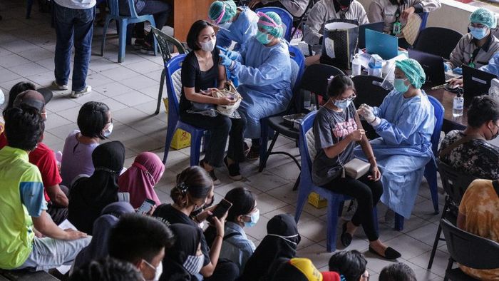 VAKSINASI MASSAL BAGI MASYARAKAT UMUM DI PALANGAKARAYA Petugas medis menyuntikkan vaksin COVID-19 kepada warga saat vaksinasi massal di Stadion Sanaman Mantikei, Palangkaraya, Kalimantan Tengah, Sabtu (26/6/2021). Pemerintah daerah setempat bekerja sama dengan jajaran TNI dan Polri menyediakan 2.550 dosis vaksin bagi masyarakat untuk menyukseskan target satu juta vaksin yang menjadi program pemerintah pusat guna menuju Indonesia sehat bebas COVID-19. ANTARA FOTO/Makna Zaezar/rwa.