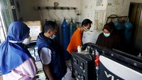 Untuk menjaga ketersediaan tabung oksigen, penjual pun membatasi penjualan per orang hanya diperbolehkan membeli 2-3 tabung oksigen. Sementara itu, di kawasan pusat alat kesehatan Pasar Pramuka, harga terpantau antara Rp 750 sampai Rp 1,2 juta. Di Bekasi sendiri, harganya cukup bervariatif rata-rata mulai Rp 1 jutaan.