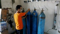 Tingginya permintaan masyarakat akan kebutuhan itu mempengaruhi akan stok tabung gas oksigen dipasaran menjadi langka. Harga pun ikut tredampak bisa naik dua kali lipat. Begitu juga terjadi di Kota Bekasi, Jawa Barat karena lonjakan kasus positifnya meningkat dengan pesat.