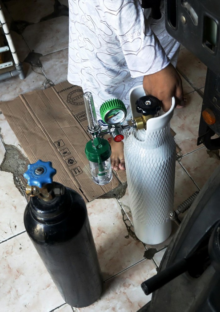 Warning! Harga Tabung Oksigen di Bekasi Juga Ikut Melonjak Lonjakan kasus COVID-19 di tanah air berimbas pada tingkat ketersediaan alat bantu pernafasan tabung gas oksigen. Di beberapa pusat penjualan alat kesehatan pun harganya ikut melonjak bahkan kehabisan stok.