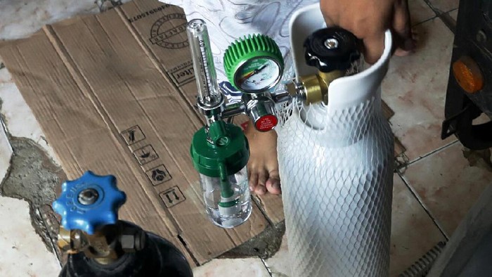 Lonjakan kasus COVID-19 di tanah air berimbas pada tingkat ketersediaan alat bantu pernafasan tabung gas oksigen. Di beberapa pusat penjualan alat kesehatan pun harganya ikut melonjak bahkan kehabisan stok.