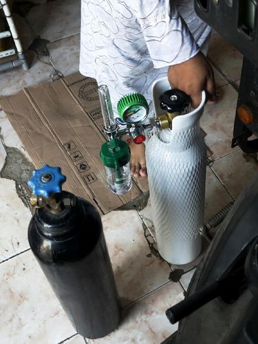 Lonjakan kasus COVID-19 di tanah air berimbas pada tingkat ketersediaan alat bantu pernafasan tabung gas oksigen. Di beberapa pusat penjualan alat kesehatan pun harganya ikut melonjak bahkan kehabisan stok.