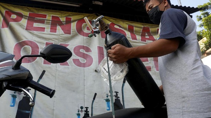 Lonjakan kasus COVID-19 di tanah air berimbas pada tingkat ketersediaan alat bantu pernafasan tabung gas oksigen. Di beberapa pusat penjualan alat kesehatan pun harganya ikut melonjak bahkan kehabisan stok.