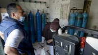 Harga tersebut juga akan terus mengikuti arus harga dari distributor. Jika distributor menaikkan harga, maka pedagang tabung gas oksigen di Pasar Pramuka pun akan menaikkan harga. Ia berharap, masyarakat tidak panik dan tidak perlu menyediakan oksigen di rumah nya masing-masing, terkecuali bagi masyarakat yang memiliki anggota keluarga dengan penyakit yang membutuhkan alat bantuan pernafasan seperti asma dan jantung.