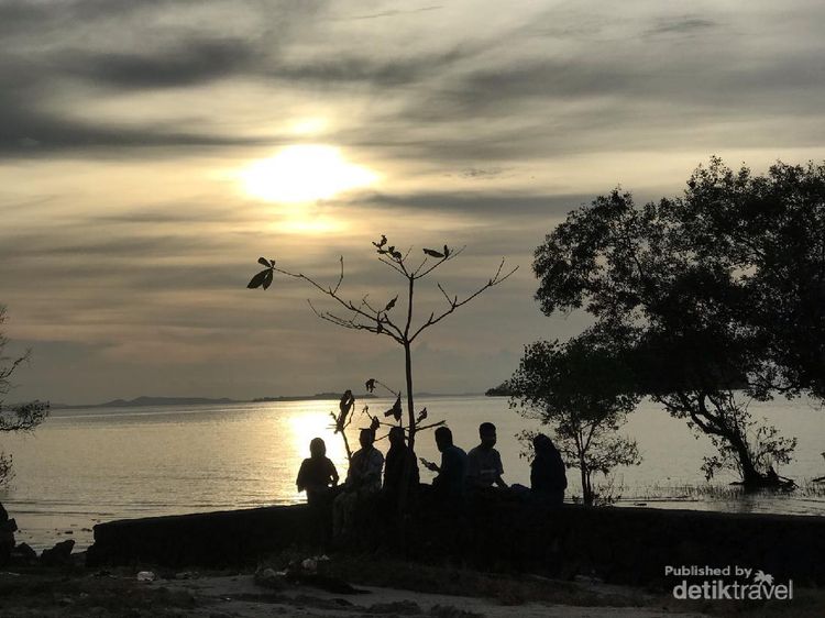 Foto: Sunset Cantik di Tanjung Pendam, Sayang Untuk Dilewatkan