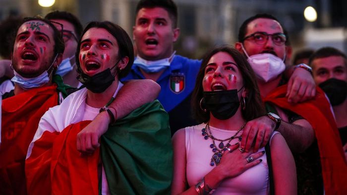 10 Negara Ini Sudah Bebas Masker, Indonesia Kapan? Ditengah lonjakan kasus COVID-19 di Indonesia, 10 negara ini justru tengah berhasil keluar dari pandemi dan memperbolehkan masyarakatnya lepas masker. Indonesia kapan?