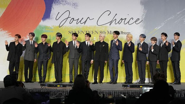 10 Negara Ini Sudah Bebas Masker, Indonesia Kapan? Members of South Korean K-Pop group Seventeen pose for photographers ahead of a press conference to introduce their new mini album titled