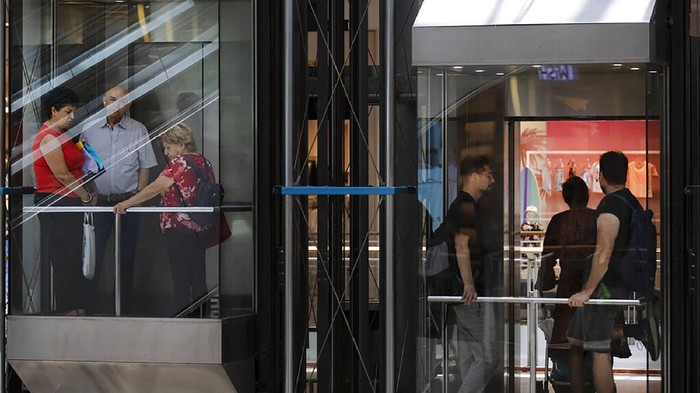 10 Negara Ini Sudah Bebas Masker, Indonesia Kapan? People ride an elevators at a shopping mall after restrictions requiring face masks indoors was lifted, in Tel Aviv, Tuesday, June 15, 2021. Israel lifted one of its last coronavirus restrictions Tuesday following a highly successful vaccination campaign. (AP Photo/Oded Balilty)