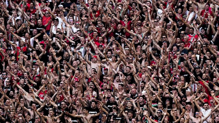 10 Negara Ini Sudah Bebas Masker, Indonesia Kapan? FILE - In this June 19, 2021 file photo, Hungarian fans follow the Euro 2020 soccer championship group F match between Hungary and France, at the Ferenc Puskas stadium in Budapest, Hungary. Tens of thousands of soccer fans packed the Puskas Arena in Budapest last week to attend Euro 2020 matches. It was the first full-house international soccer event in Europe in more than a year — made possible largely by Hungary's adoption of government-issued immunity cards. (AP Photo/Darko Bandic, Pool, file)