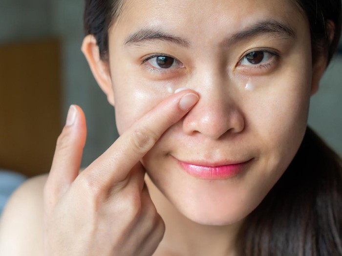 1289820520 The anti aging cream is using to reducing, masking or preventing signs of skin aging.