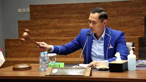 Jakarta - Ketua Umum Partai Demokrat Agus Harimurti Yudhoyono (AHY) mengangkat Rinto Subekti jadi Ketua DPD Partai Demokrat Jateng. Hal itu ditetapkan usai Uji Kelayakan dan Kepatutan atau fit and proper test kepada calon tunggal hasil Musda DPD Jawa Tengah.