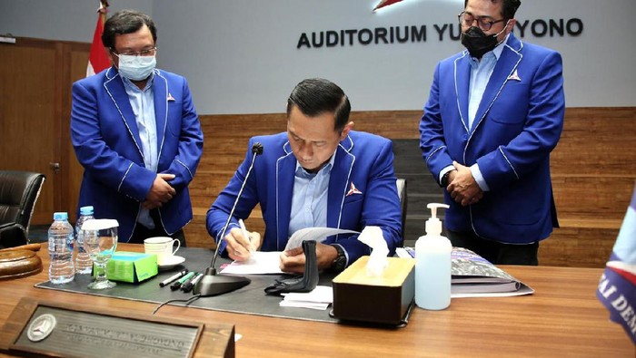 Jakarta - Ketua Umum Partai Demokrat Agus Harimurti Yudhoyono (AHY) mengangkat Rinto Subekti jadi Ketua DPD Partai Demokrat Jateng. Hal itu ditetapkan usai Uji Kelayakan dan Kepatutan atau fit and proper test kepada calon tunggal hasil Musda DPD Jawa Tengah.
