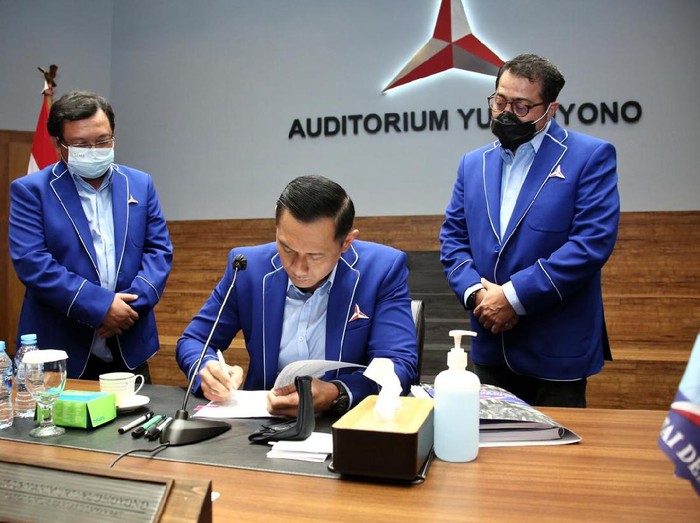 Jakarta - Ketua Umum Partai Demokrat Agus Harimurti Yudhoyono (AHY) mengangkat Rinto Subekti jadi Ketua DPD Partai Demokrat Jateng. Hal itu ditetapkan usai Uji Kelayakan dan Kepatutan atau fit and proper test kepada calon tunggal hasil Musda DPD Jawa Tengah.