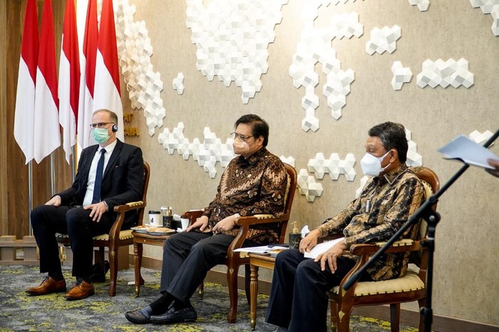 Airlangga Hartarto (tengah).
