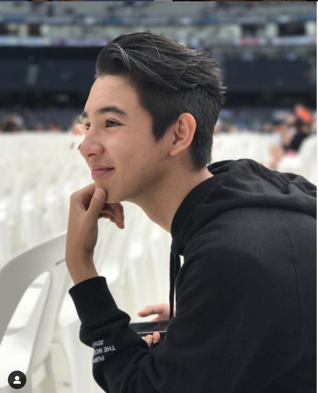 Bintang film dan serial televisi Nunu Datau dikenal memiliki wajah cantik memesona. Gen memesona itu pun diwariskannya pada sang anak, Bre Muhammad. Putra Nunu Datau ini wajah tampannya membuat netizen wanita terbuai. Foto: Instagram