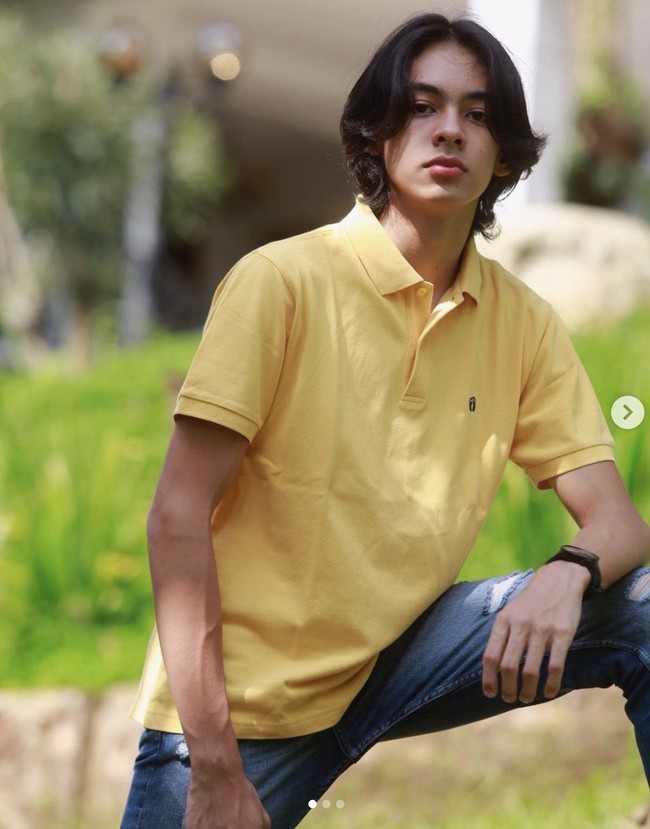 Remaja tampan yang satu ini jarang mengunggah foto ke akun media sosialnya @fattahsyach. Namun dia populer di Instagram dengan followers lebih dari 3.000. Fattah Syach merupakan anak dari pasangan artis Ananda Lontoh dan Attar Syach. Fattah juga keponakan Atalarik dan Teddy Syach. Foto: Instagram