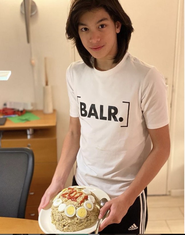 Aktris Maudy Koesnaedi kerap mengunggah foto putra tampannya Eddy Meijer di akun Instagramnya. Wajah ganteng Eddy yang berayahkan orang Belanda itu pun menarik atensi. “Cakep nian putranya mb maudy,” tulis netizen. Foto: Instagram