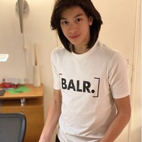 Aktris Maudy Koesnaedi kerap mengunggah foto putra tampannya Eddy Meijer di akun Instagramnya. Wajah ganteng Eddy yang berayahkan orang Belanda itu pun menarik atensi. “Cakep nian putranya mb maudy,” tulis netizen. Foto: Instagram