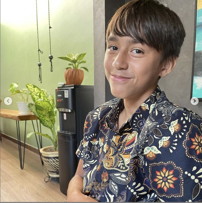 Darius Sinathrya yang memiliki wajah ganteng mewariskan ketampanannya pada sang anak sulung Lionel Nathan Sinathrya. “Ganteng bgt lio, calon bibit unggul niih,” tulis netizen pada unggahan Darius bersama Lionel yang baru saja berulang tahun ke-14. Foto: Instagram