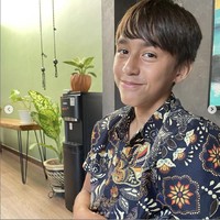 Darius Sinathrya yang memiliki wajah ganteng mewariskan ketampanannya pada sang anak sulung Lionel Nathan Sinathrya. “Ganteng bgt lio, calon bibit unggul niih,” tulis netizen pada unggahan Darius bersama Lionel yang baru saja berulang tahun ke-14. Foto: Instagram