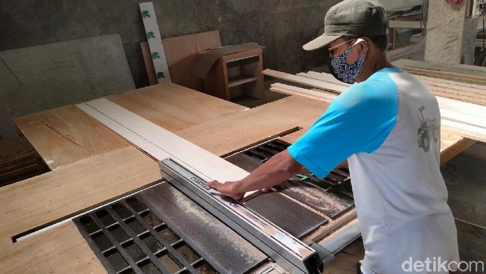 Perajin peti mati di Kabupaten Majalengka, Jawa Barat ikut kebanjiran order menyusul peningkatan angka kematian pasien akibat COVID-19. 

Hal itu diakui oleh Ida Jasmadi (42), perajin peti di Blok Bodas, Desa Jatimulya, Kecamatan Kasokandel, Kabupaten Majalengka. Sejak sebulan terakhir permintaan tak ada henti-hentinya seiring bertambahnya angka kematian akibat COVID.