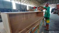Hal itu diakui oleh Ida Jasmadi (42), perajin peti di Blok Bodas, Desa Jatimulya, Kecamatan Kasokandel, Kabupaten Majalengka. Sejak sebulan terakhir permintaan tak ada henti-hentinya seiring bertambahnya angka kematian akibat COVID-19.