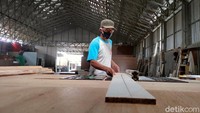 Sebenarnya, Ida sendiri adalah seorang perajin meubel yang banting setir membuat peti mati sejak masa pandemi COVID-19 merebak.  