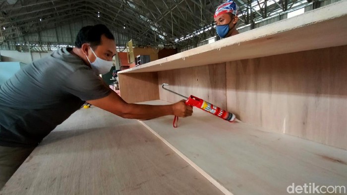 Angka Kematian Terus Meningkat, Perajin Peti Mati Kebanjiran Order Perajin peti mati di Kabupaten Majalengka, Jawa Barat ikut kebanjiran order menyusul peningkatan angka kematian pasien akibat COVID-19.
Hal itu diakui oleh Ida Jasmadi (42), perajin peti di Blok Bodas, Desa Jatimulya, Kecamatan Kasokandel, Kabupaten Majalengka. Sejak sebulan terakhir permintaan tak ada henti-hentinya seiring bertambahnya angka kematian akibat COVID.