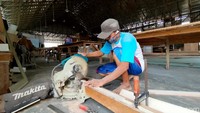 Ida yang memiliki 15 orang karyawan, biasanya dalam sehari bisa membuat sekitar 10 sampai 20 peti mati. 