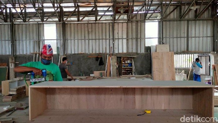 Perajin peti mati di Kabupaten Majalengka, Jawa Barat ikut kebanjiran order menyusul peningkatan angka kematian pasien akibat COVID-19. 

Hal itu diakui oleh Ida Jasmadi (42), perajin peti di Blok Bodas, Desa Jatimulya, Kecamatan Kasokandel, Kabupaten Majalengka. Sejak sebulan terakhir permintaan tak ada henti-hentinya seiring bertambahnya angka kematian akibat COVID.