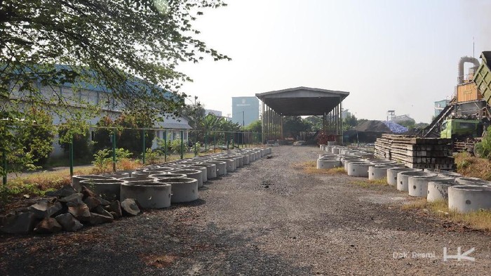 Pemerintah DKI Jakarta tengah mempersiapkan pembangunan sumur resapan. Adapun proyek tersebut merupakan program prioritas Dinas Sumber Daya Air Pemerintah Provinsi DKI Jakarta sejalan dengan instruksi Gubernur Nomor 52 Tahun 2020 tentang Pengendalian Banjir di Era Perubahan Iklim.