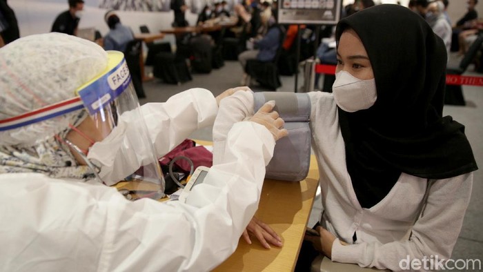 Antusias Warga Ikut Vaksinasi COVID-19 Gratis di TSM Cibubur Antusiasme warga untuk mendapatkan vaksin COVID-19 di Trans Studio Mall Cibubur, Depok, Jawa Barat, terpantau sangat tinggi. Beginilah potret saat dari proses antre hingga vaksinasi.