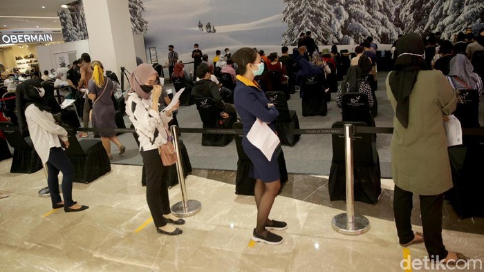 Antusiasme warga untuk mendapatkan vaksin COVID-19 di Trans Studio Mall Cibubur, Depok, Jawa Barat, terpantau sangat tinggi. Beginilah potret saat dari proses antre hingga vaksinasi.