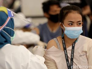 Antusias Warga Ikut Vaksinasi COVID-19 Gratis di TSM Cibubur