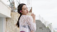 Ini bukan kali pertama Anya Geraldine tampil cantik dengan busana yang mencerminkan Indonesia. Foto: Instagtam Anya Geraldine