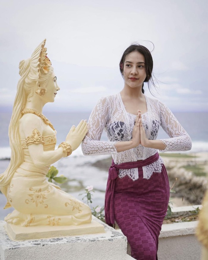 Foto Seksi Anya Geraldine Berkebaya Bali Disebut Jadi Pesona Indonesia