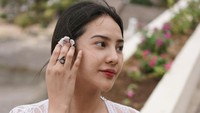 Anya Geraldine mengenakan riasan tipis di wajahnya. Foto: Instagtam Anya Geraldine
