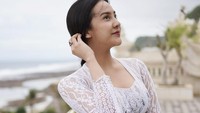 Anya Geraldine sukses menarik perhatian dengan busana tradisional. Foto: Instagtam Anya Geraldine