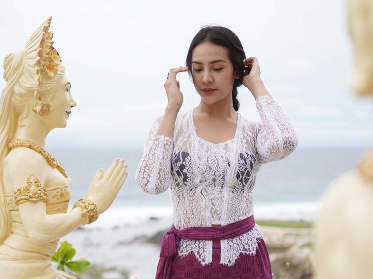Foto Seksi Anya Geraldine Berkebaya Bali Disebut Jadi Pesona Indonesia