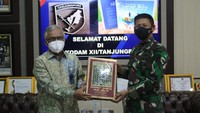 Direktur Distribution and Retail Funding Bank BTN, Jasmin melakukan tukar menukar plakat bersama Panglima Kodam XII Tanjungpura Mayjen TNI Muhammad Nur Rahmad pekan lalu di markas TNI AD Tanjungpura, Kalimantan Barat. dok. TNI AD