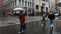 Pihak otoritas kesehatan di Australia sedang mengkhawatirkan dengan adanya varian Delta yang lebih cepat menular. Suasana sepi terlihat pada hari Senin yang biasanya sibuk di George Street, Sydney, (28/6). Setiap negara bagian di Australia memiliki aturan pembatasan yang berbeda untuk menanganinya.
