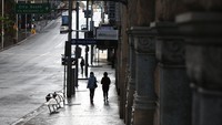 Jalanan kota di pusat bisnis Sydney terlihat kosong tak seperti biasanya (28/6). Kawasan Darwin metropolitan memberlakukan lockdown selama 48 jam sejak Minggu kemarin. Pemerintah setempat mengatakan wabah kali ini telah menjadi ancaman virus corona terbesar sepanjang pandemi di kawasan tersebut.