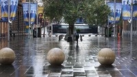 Di taman kota tak terlihat warga berkerumun di Martin Place, Sydney, (28/6). Kota Perth dan kawasan Peel memberlakukan aturan baru setidaknya selama tiga hari, setelah seorang warga yang pulang ke New South Wales diketahui positif.  