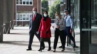 Menteri Kesehatan New South Wales (NSW) Bradd Hazzard (kiri) bersama pejabat di negara bagian NSW bersiap menggelar konferensi pers terkait pembatasan aktivitas di negara bagian itu.