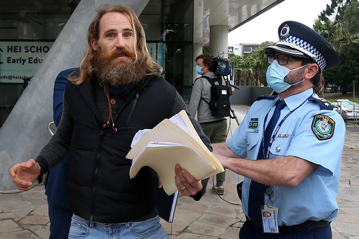 Australia Bakal 'Lockdown' Lagi Gegara Corona Varian Delta Sejumlah negara bagian di Australia mengumumkan penutupan kota (lockdown), Senin (28/6). Hal itu untuk mengantisipasi virus Corona Delta yang lebih cepat menular dari varian biasanya. Berikut pemandangan sunyi di kota benua kanguru itu.